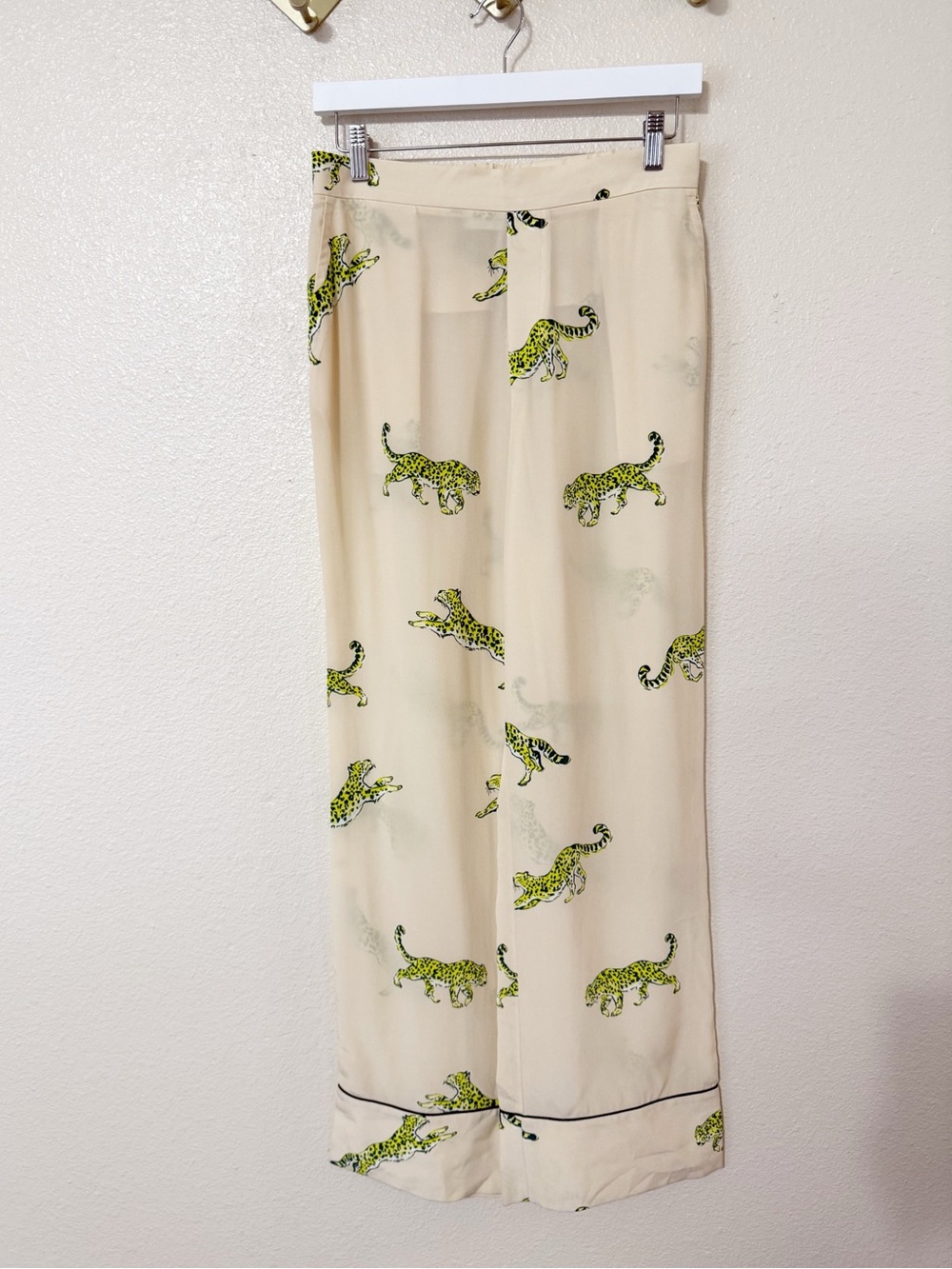 Equipment Joselyn Leopard Silk Novelty Pajama Pants size XXS $275 MSRP - Picture 4 of 9